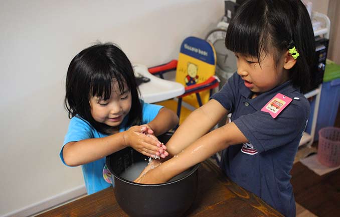 Helping to cook teaches kids the importance of eating certain foods (健康的な食事)